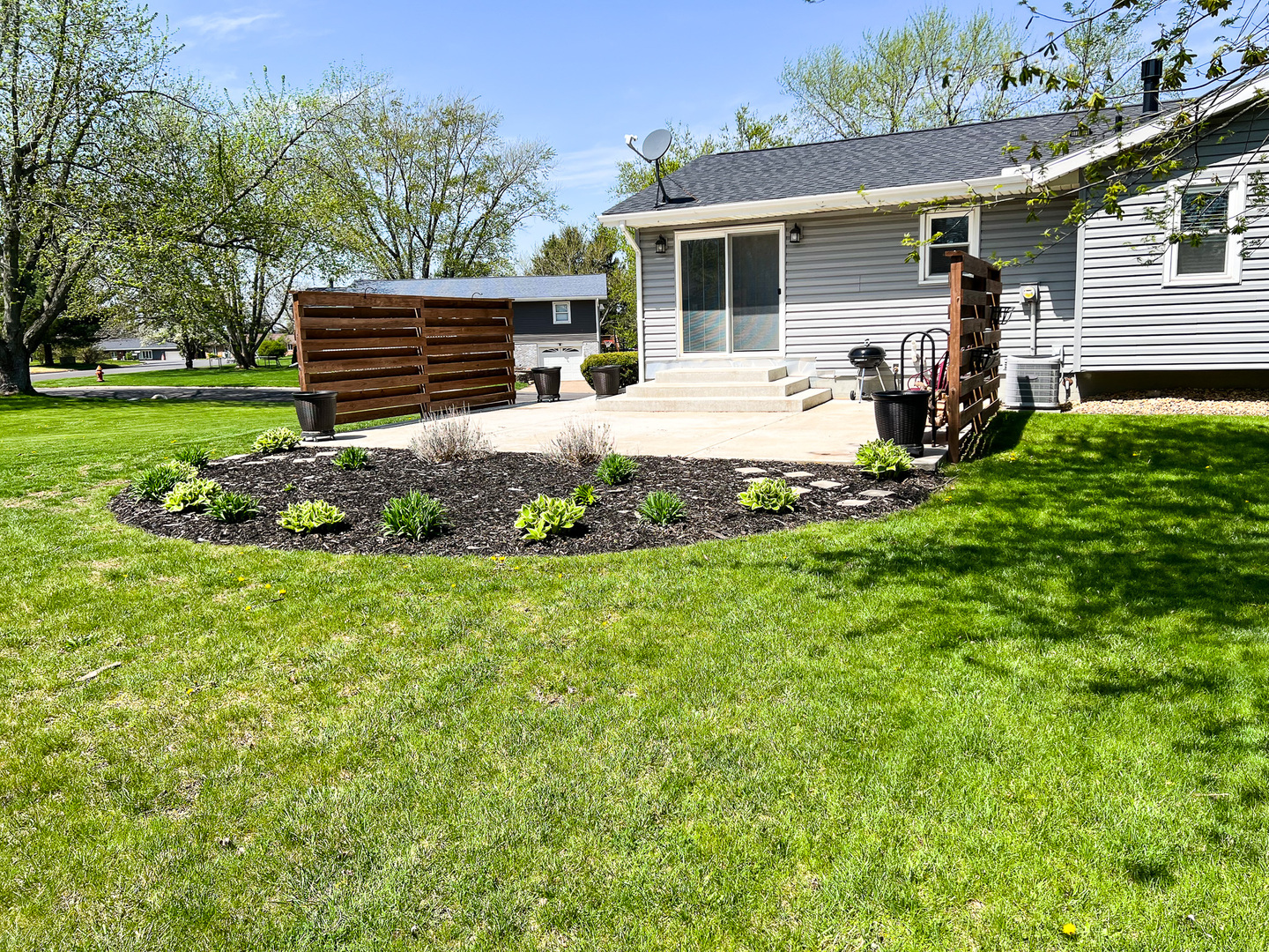 2201 Oak Drive Eureka, IL 61530 - Photo 13 of 25 a front view of a house with garden