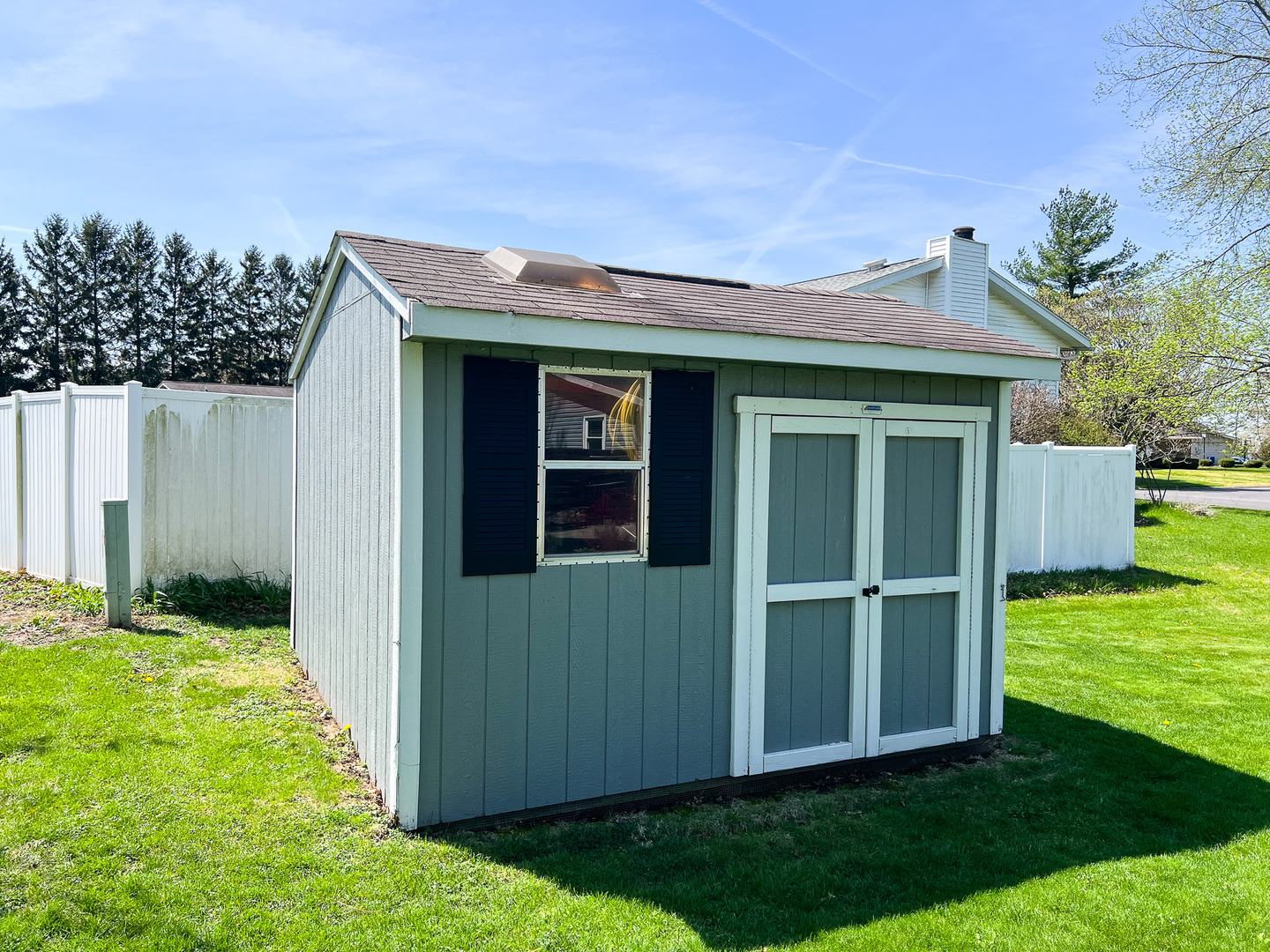 2201 Oak Drive Eureka, IL 61530 - Photo 14 of 25 a view of a house with backyard