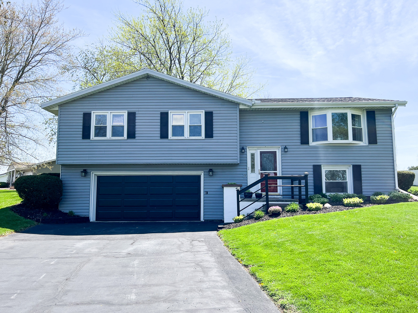 2201 Oak Drive Eureka, IL 61530 - Photo 6 of 25 a front view of house with yard and outdoor seating
