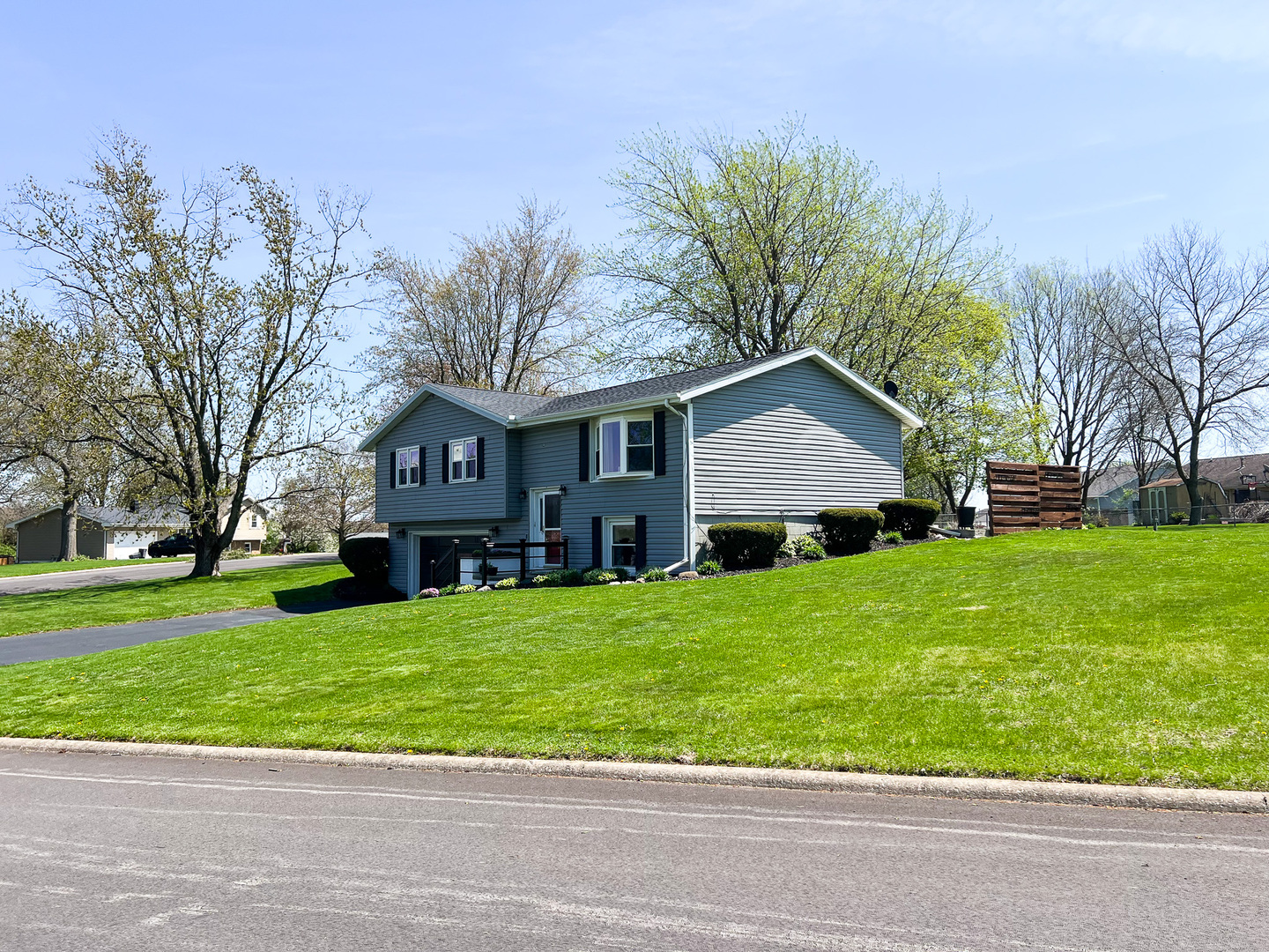 2201 Oak Drive Eureka, IL 61530 - Photo 7 of 25 a front view of house with yard and green space