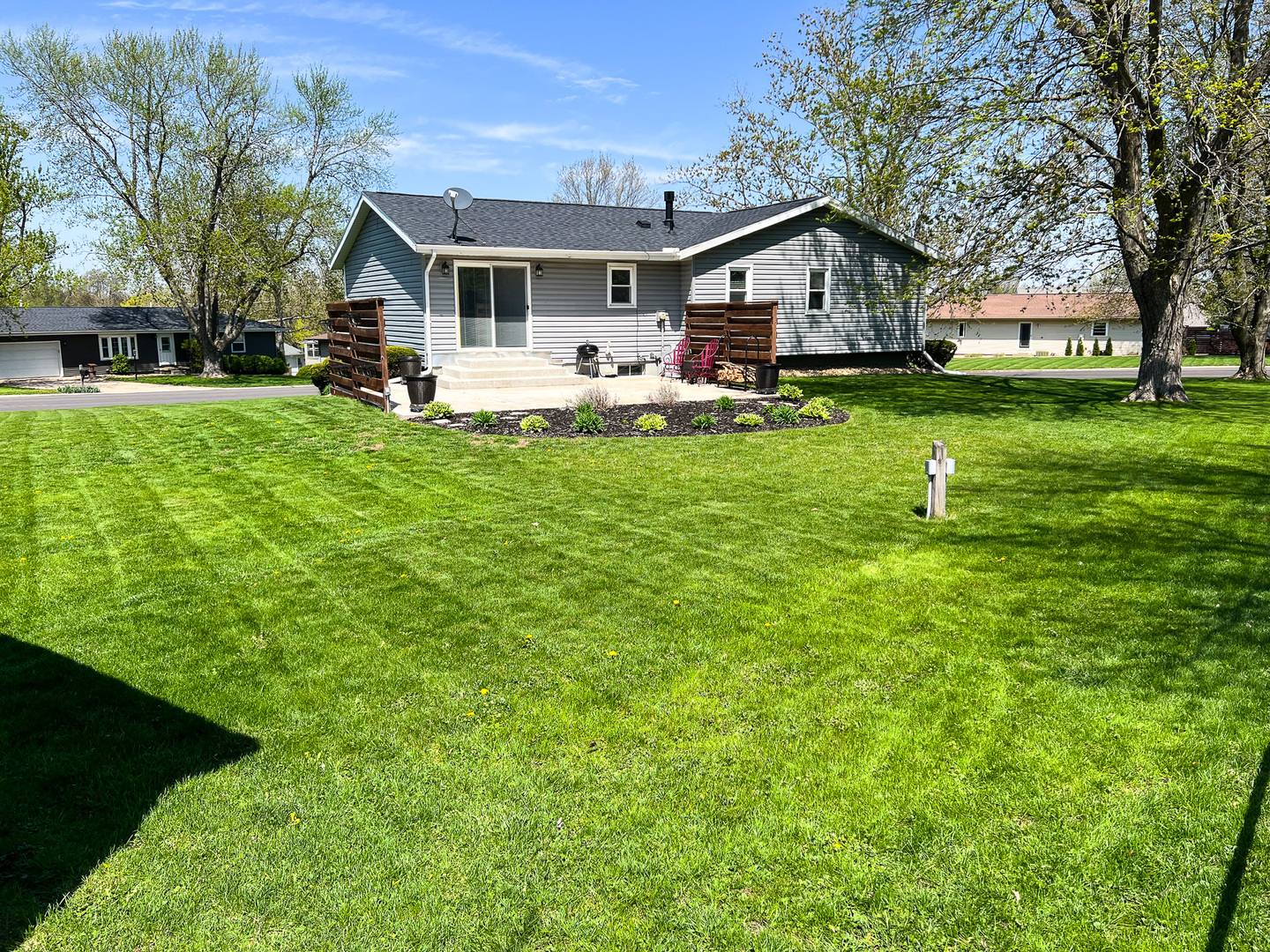 2201 Oak Drive Eureka, IL 61530 - Photo 10 of 25 a front view of house with yard and green space