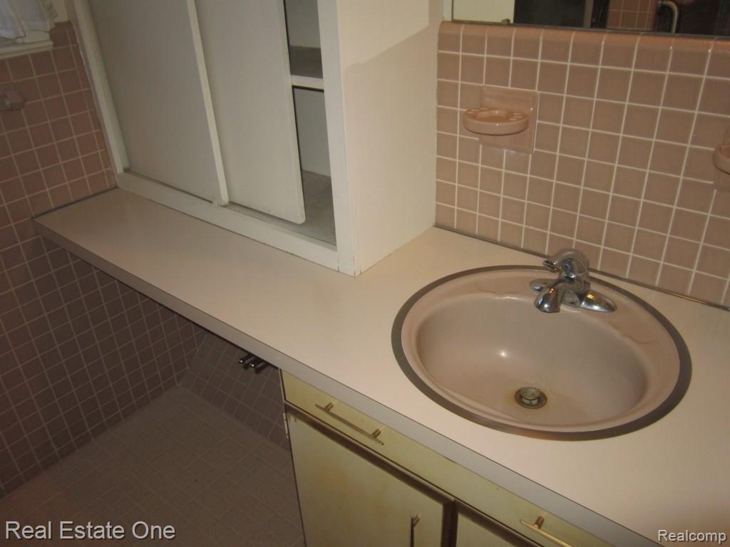 3775 Terrybrook Road West Bloomfield, MI 48322 - Photo 23 of 37 large medicine cabinet.JPG