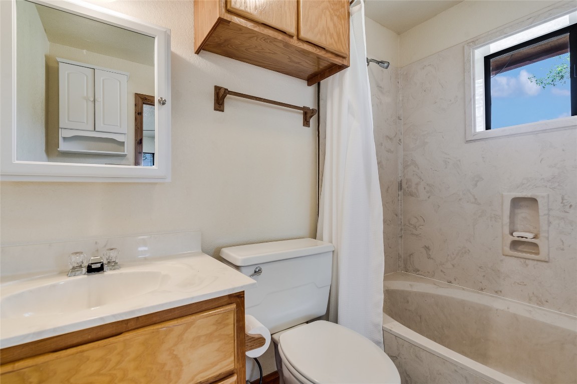 199 Middleton Road Spicewood, TX 78669 - Photo 22 of 39 a bathroom with a sink a toilet and bathtub