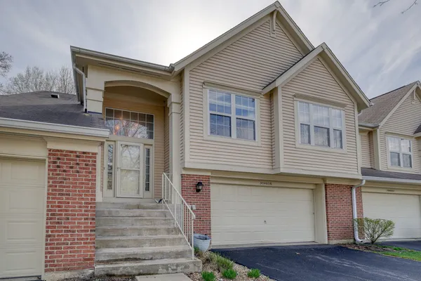 $329,000 | 30-w006 Willow Court, Warrenville, IL 60555