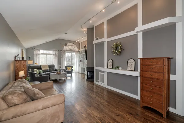 $329,000 | 30-w006 Willow Court, Warrenville, IL 60555