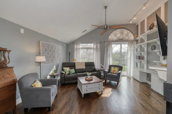 $329,000 | 30-w006 Willow Court, Warrenville, IL 60555