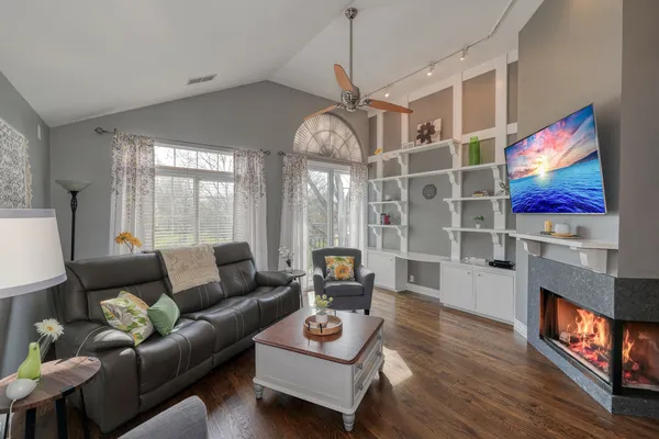 $329,000 | 30-w006 Willow Court, Warrenville, IL 60555