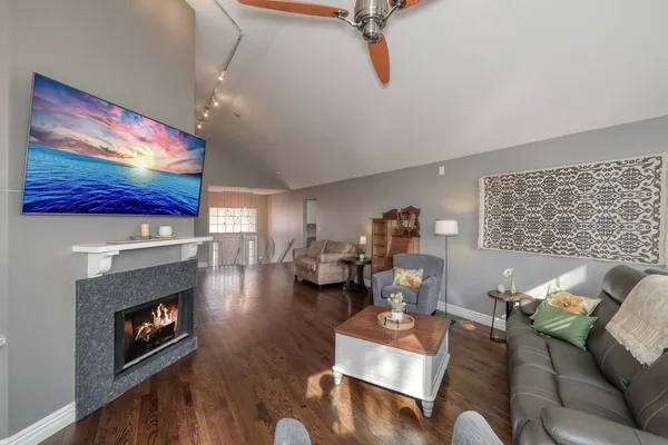 $329,000 | 30-w006 Willow Court, Warrenville, IL 60555