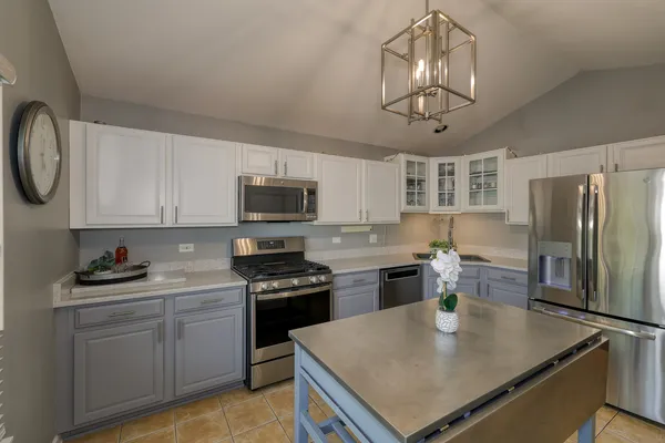 $329,000 | 30-w006 Willow Court, Warrenville, IL 60555