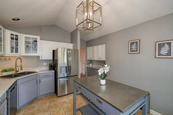 $329,000 | 30-w006 Willow Court, Warrenville, IL 60555