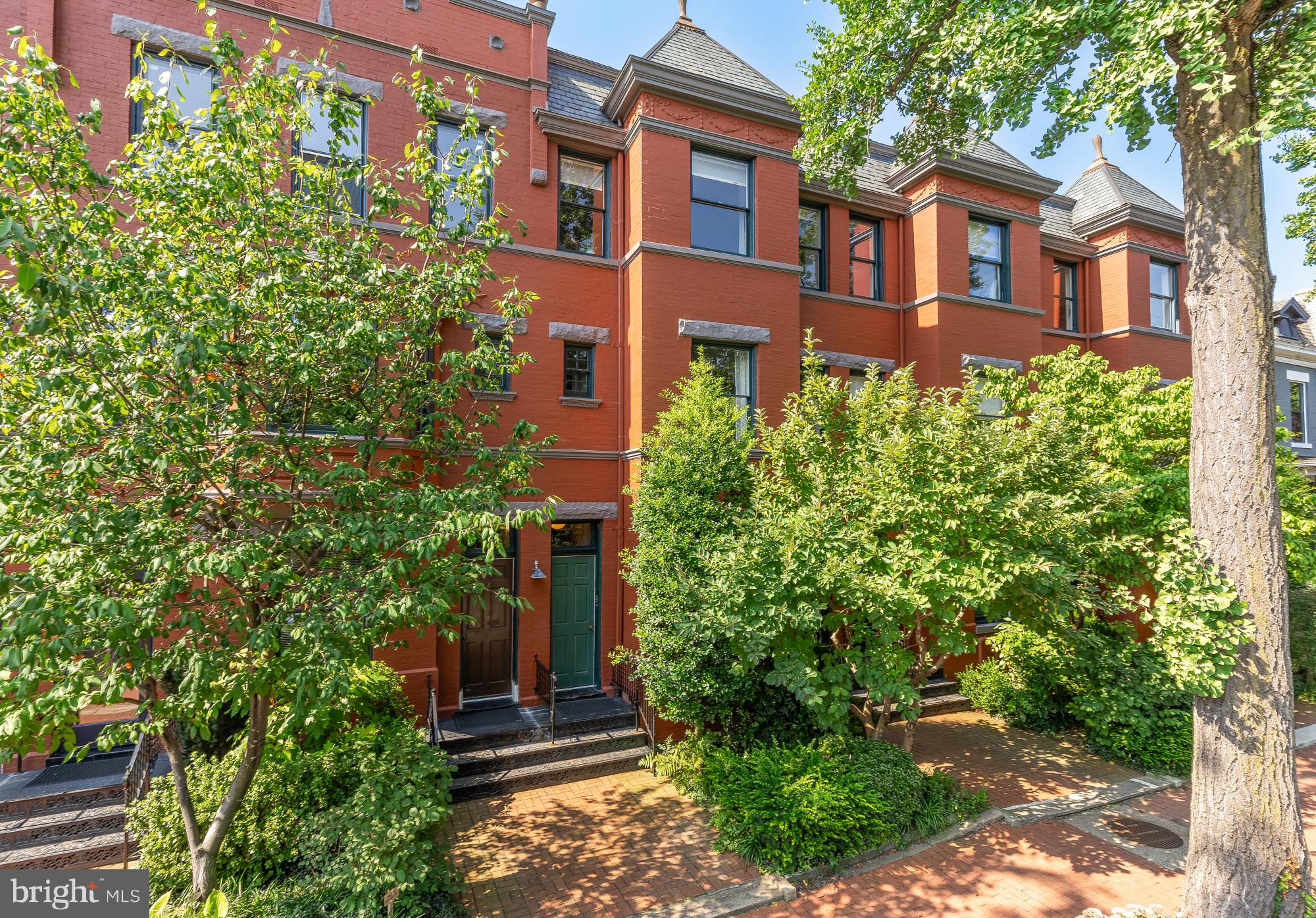 3022 R Street Northwest, Unit 3 Washington, DC 20007 - Photo 20 of 22 a front view of a multi story building with a yard