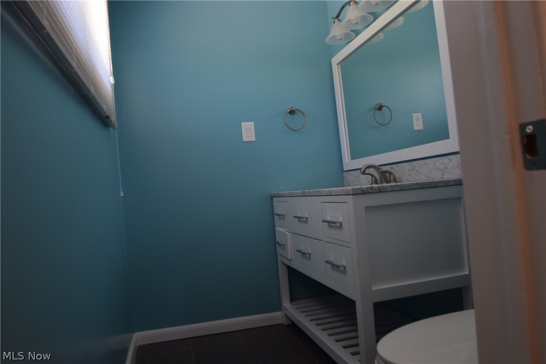 6450 Longridge Road Cleveland, OH 44124 - Photo 8 of 15 Half Bath Master Suite