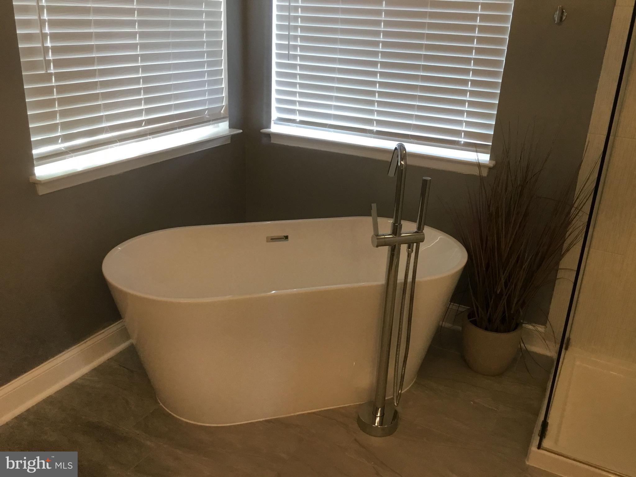 302 Riding Trail Court Northwest Leesburg, VA 20176 - Photo 14 of 15 a view of a bathtub in a bathroom