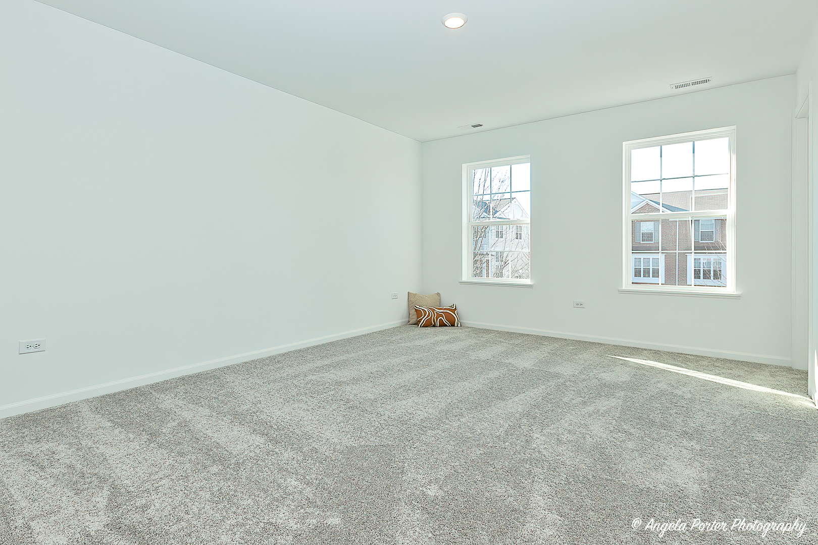 402 Neubauer Circle Lindenhurst, IL 60046 - Photo 17 of 29 an empty room with windows