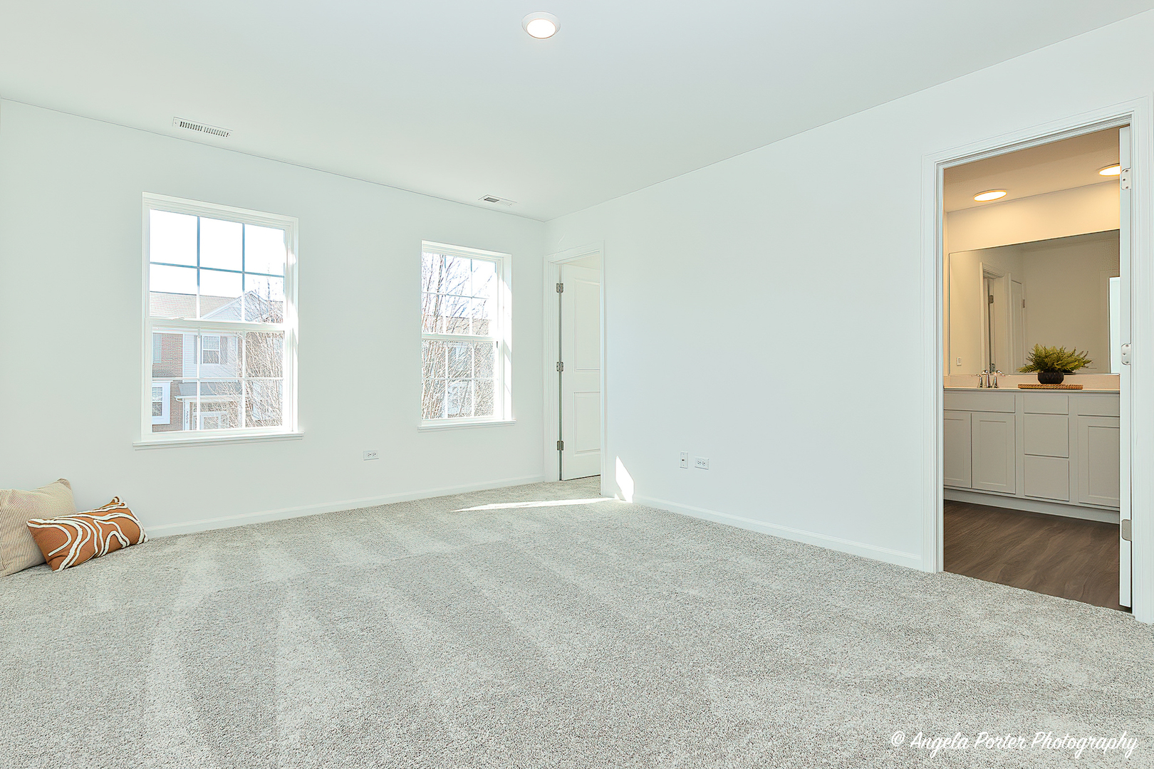 402 Neubauer Circle Lindenhurst, IL 60046 - Photo 18 of 29 an empty room with windows and closet