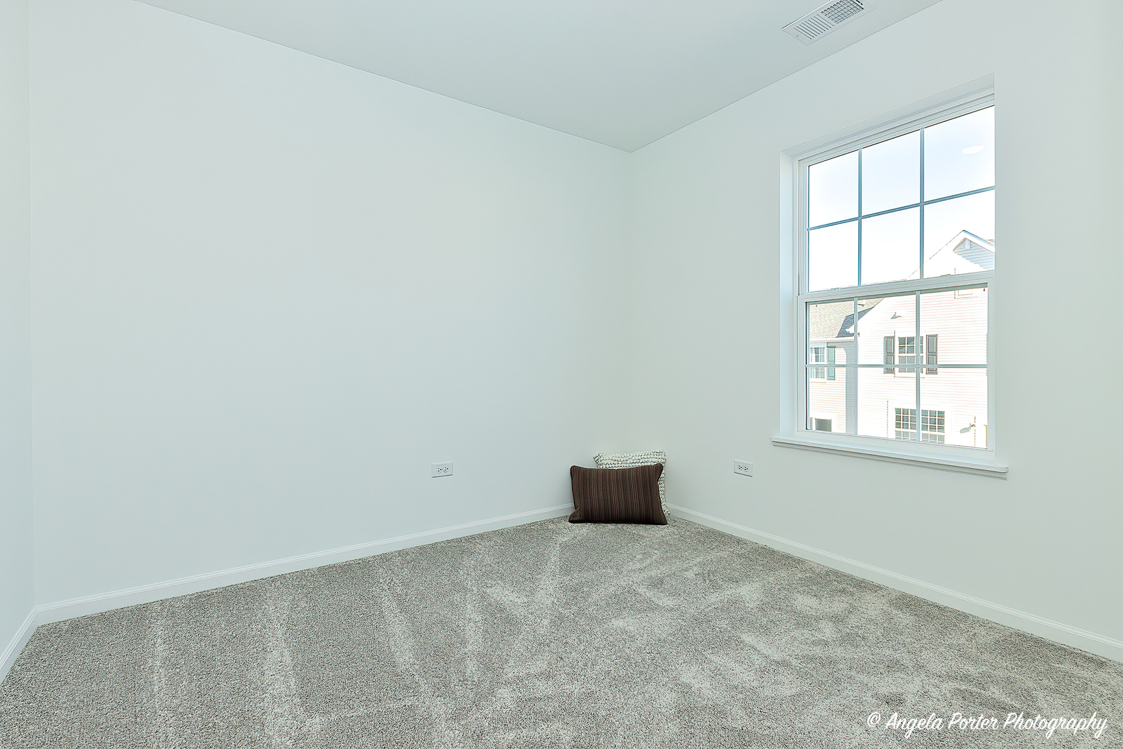 402 Neubauer Circle Lindenhurst, IL 60046 - Photo 21 of 29 an empty room with a window