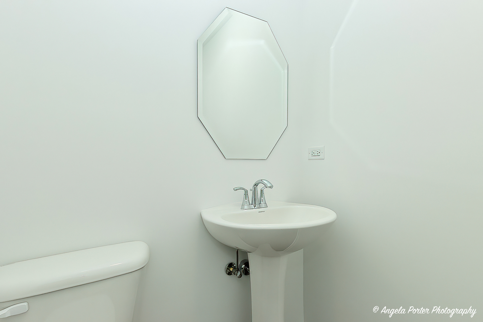 402 Neubauer Circle Lindenhurst, IL 60046 - Photo 8 of 29 a bathroom with a sink a toilet and mirror