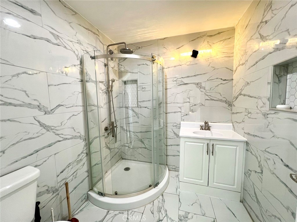 900 South Hayward Street Anaheim, CA 92804 - Photo 35 of 38 a bathroom with a sink toilet and shower