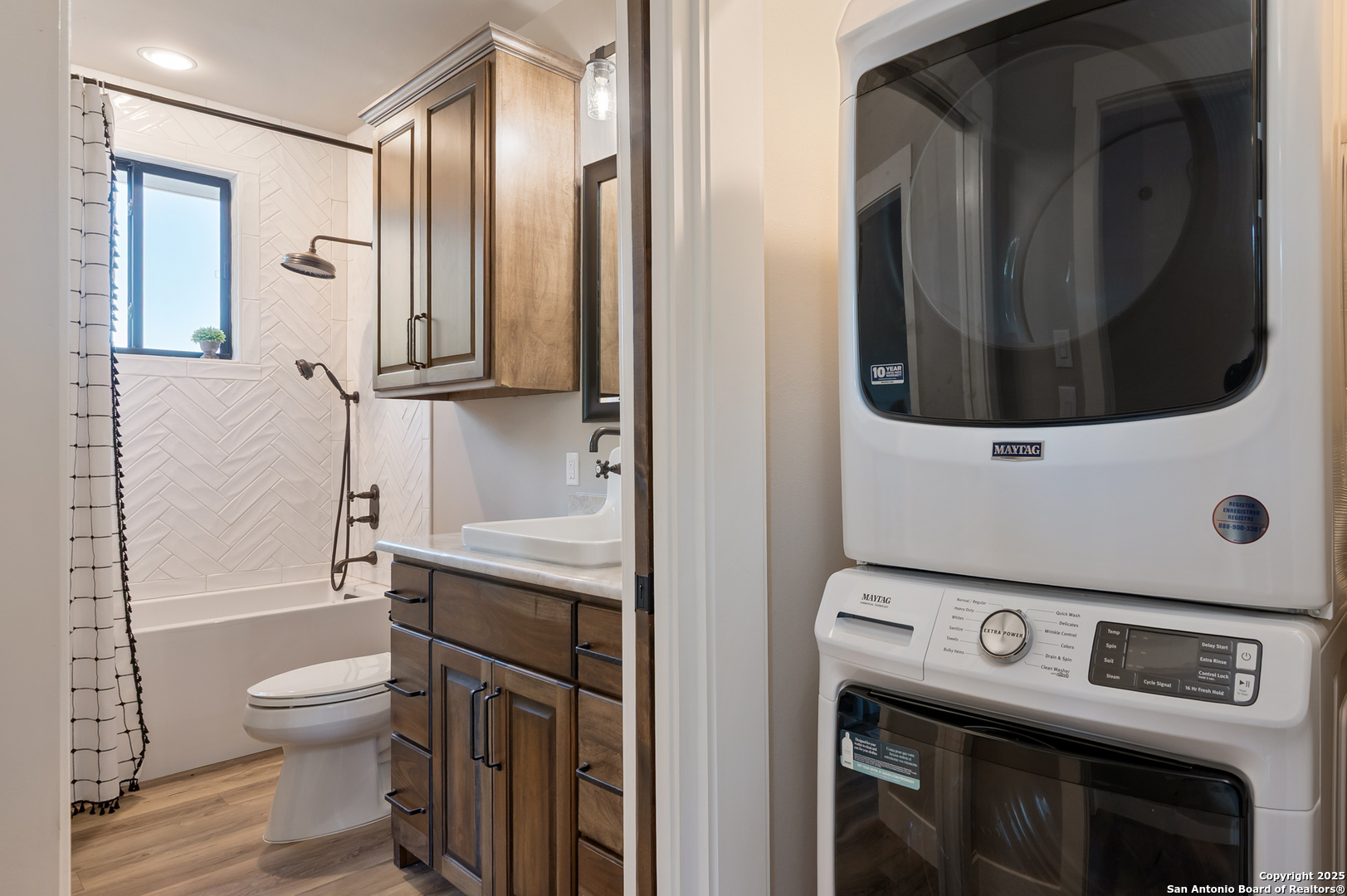 235 Sattler Road Spring Branch, TX 78070 - Photo 37 of 43 a bathroom with a toilet a sink and bathtub
