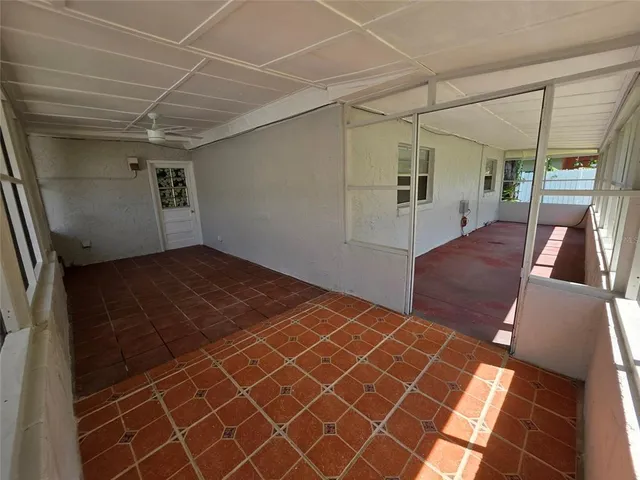 a view of livingroom with furniture