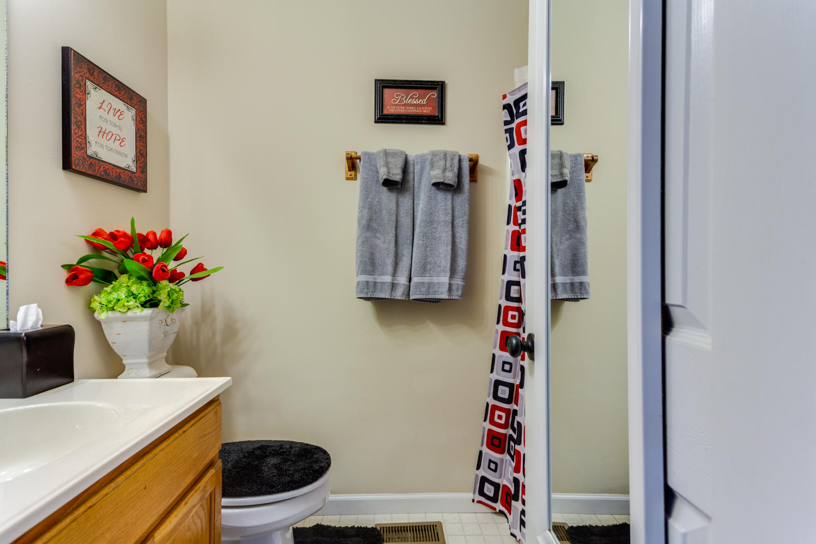 7800 Griffith Road Knoxville, TN 37938 - Photo 12 of 24 2nd bathroom