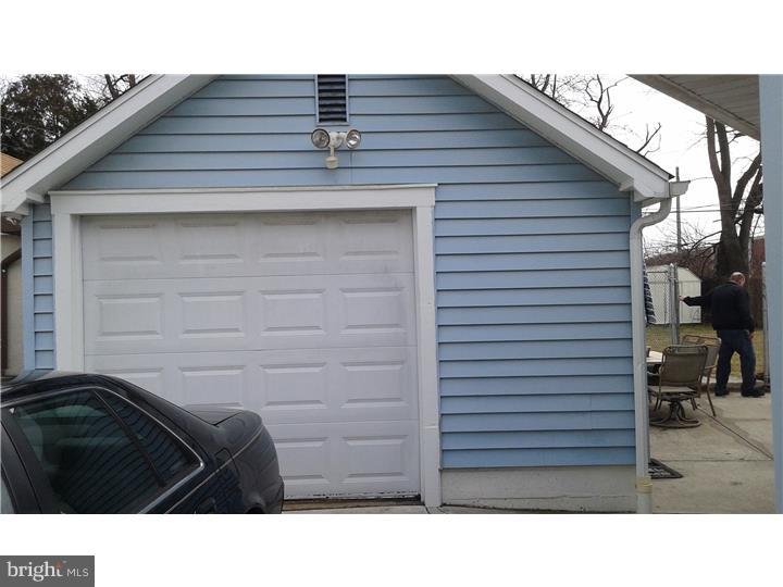 12101 Thornton Road Philadelphia, PA 19154 - Photo 4 of 14 Garage