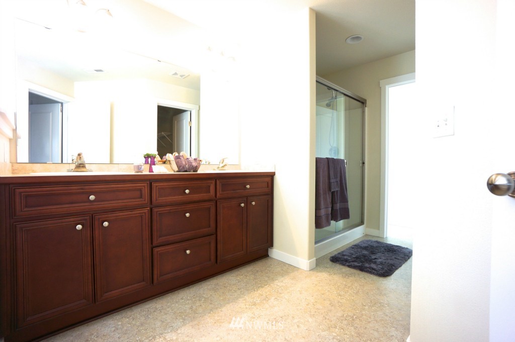 632 Ilwaco Place Northeast Renton, WA 98059 - Photo 11 of 12 Gallery Image 11