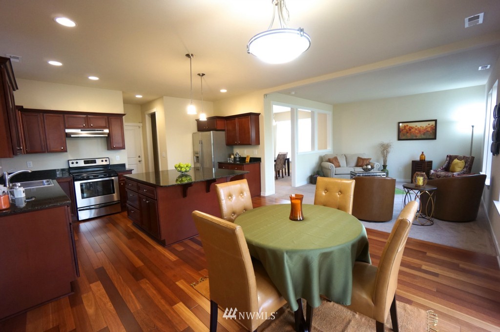 632 Ilwaco Place Northeast Renton, WA 98059 - Photo 8 of 12 Gallery Image 8
