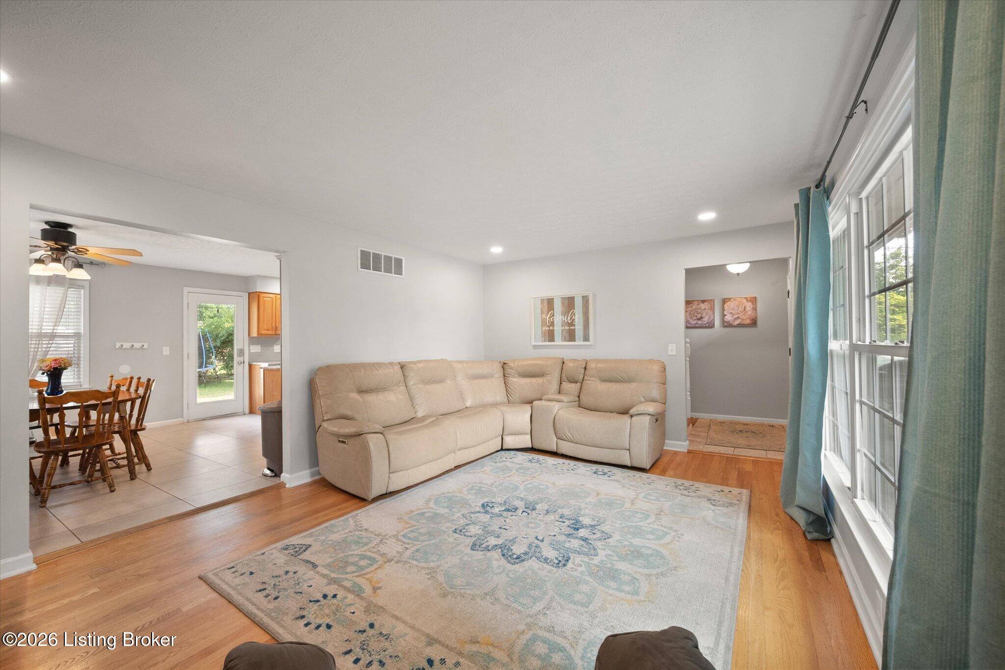 1905 Janlyn Road Jeffersontown, KY 40299 - Photo 5 of 26 Living Room