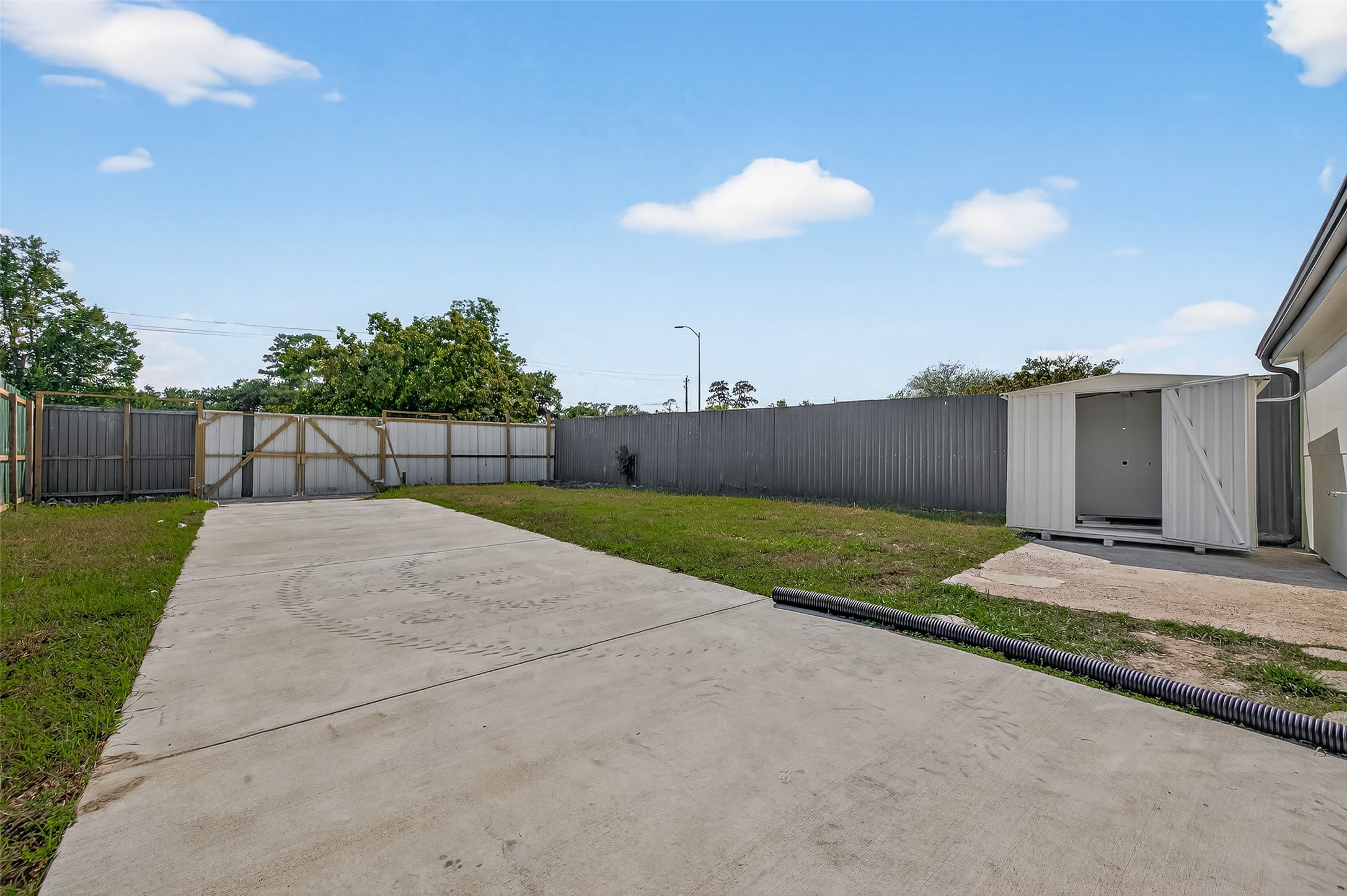 889 Chas Lane Houston, TX 77091 - Photo 29 of 32 a view of a backyard