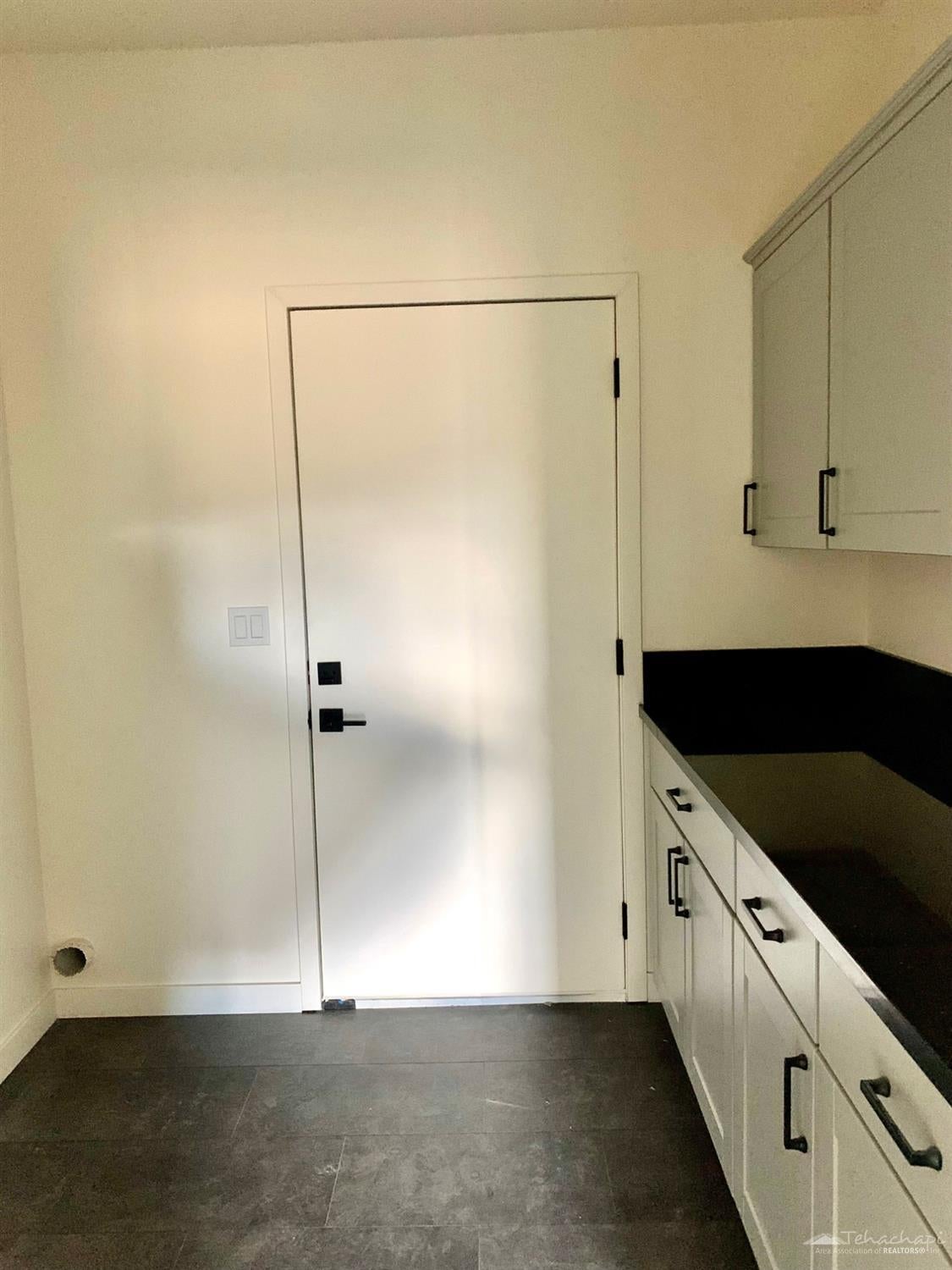 20901 Quail Springs Road Tehachapi, CA 93561 - Photo 19 of 28 Laundry room