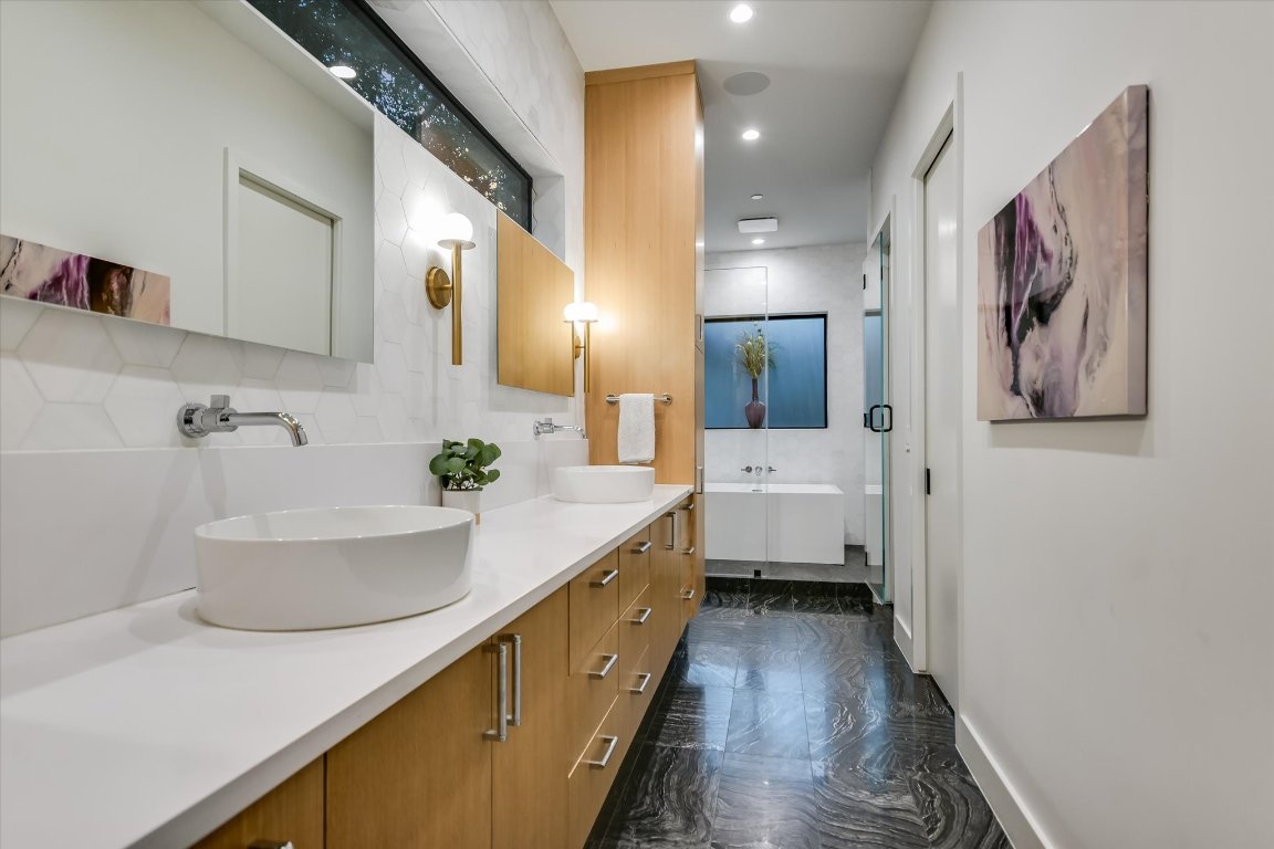 403 Ridgewood Road Austin, TX 78746 - Photo 23 of 34 a bathroom with a sink a large mirror and a bathtub