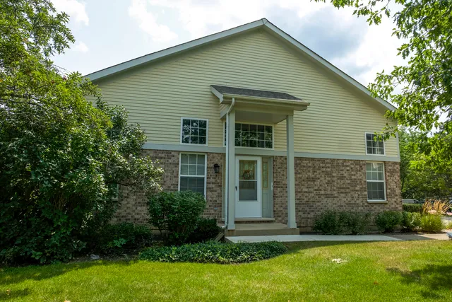 $369,900 | 1408 Welland Court, Roselle, IL 60172