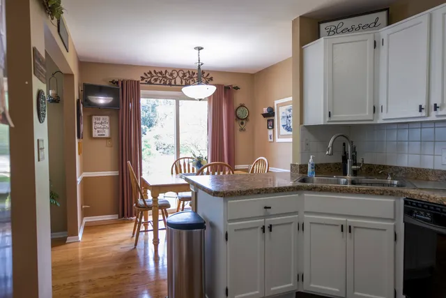 $369,900 | 1408 Welland Court, Roselle, IL 60172