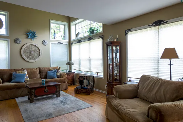 $369,900 | 1408 Welland Court, Roselle, IL 60172