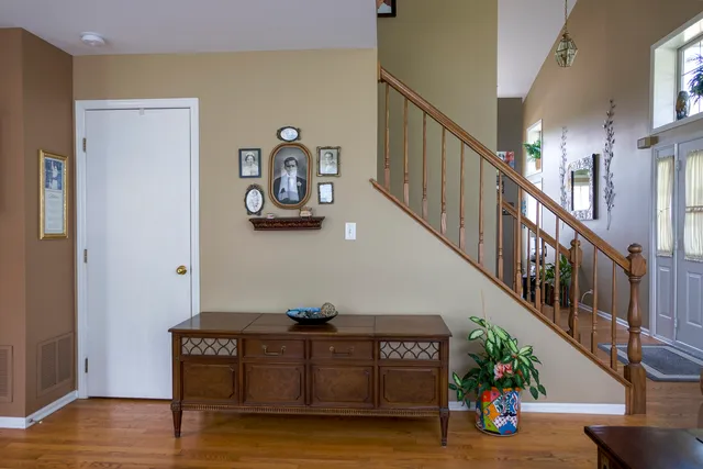 $369,900 | 1408 Welland Court, Roselle, IL 60172