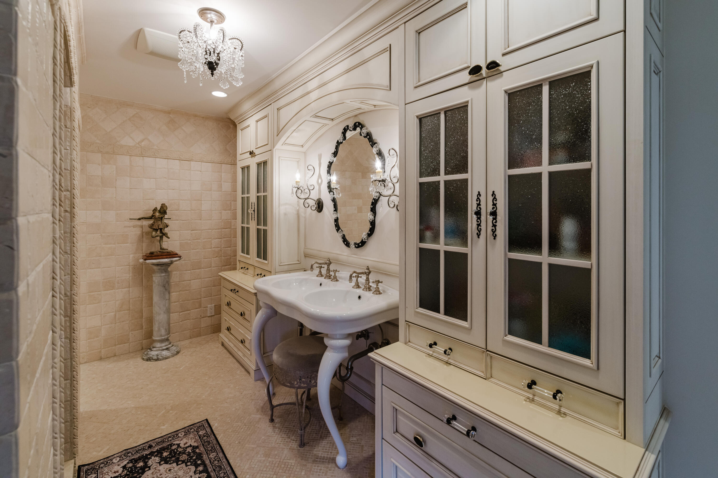 19 North Beach Road Jupiter Island, FL 33455 - Photo 48 of 80 Upstairs bath 1