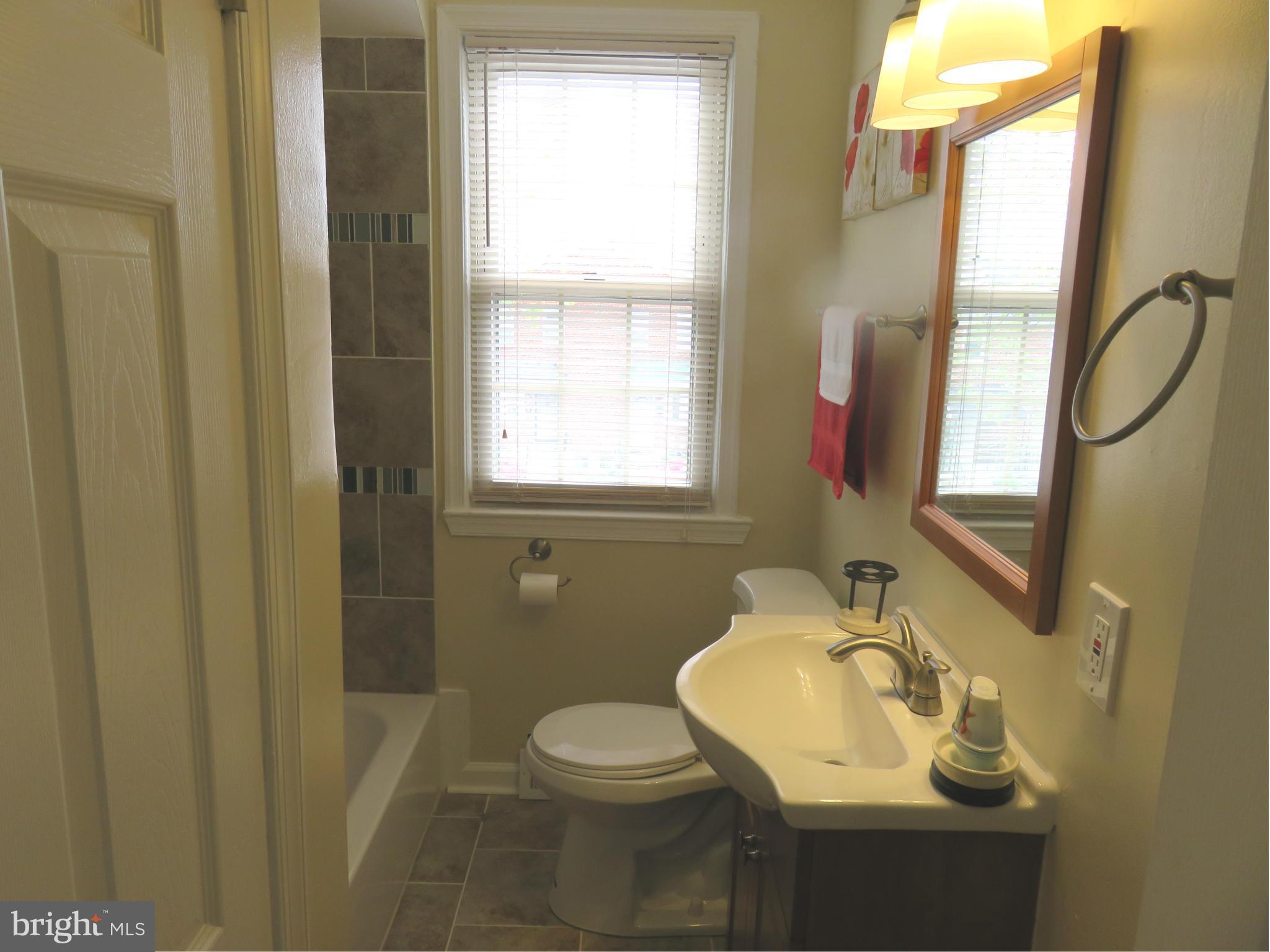 5006 West Hills Road Baltimore, MD 21229 - Photo 21 of 28 Bath