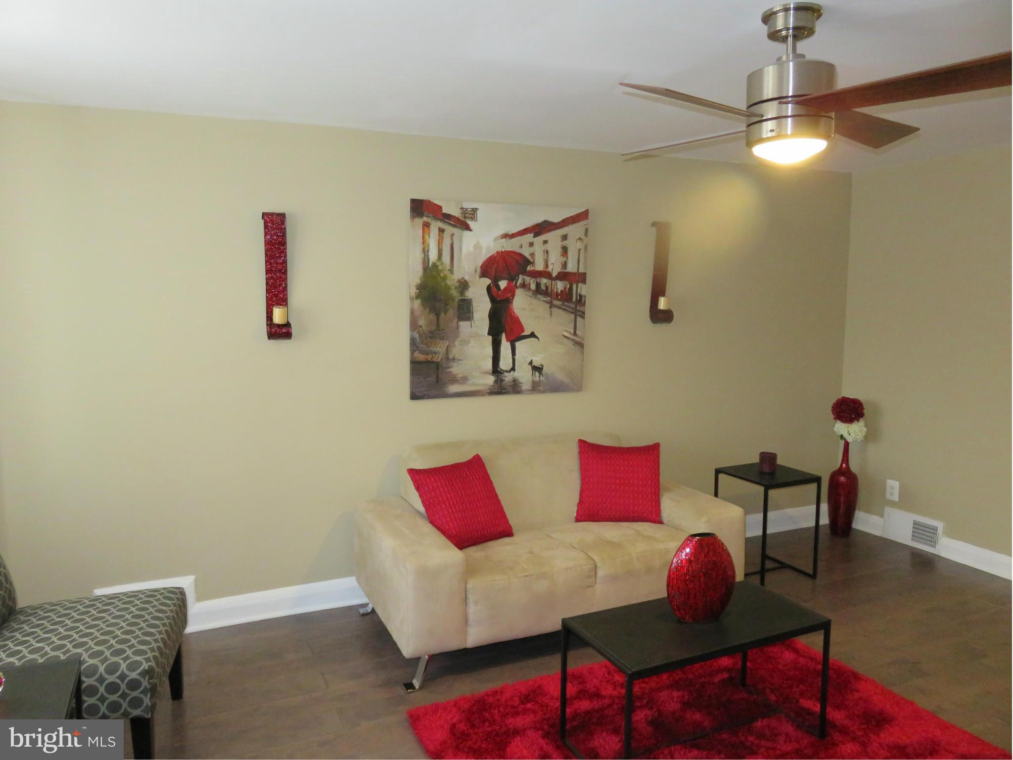 5006 West Hills Road Baltimore, MD 21229 - Photo 4 of 28 Living Room
