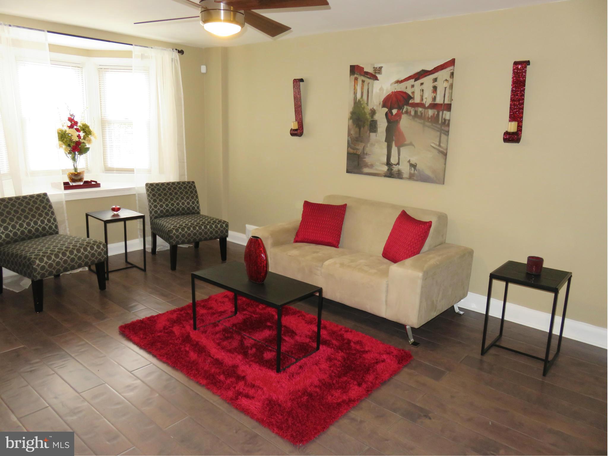 5006 West Hills Road Baltimore, MD 21229 - Photo 5 of 28 Living Room