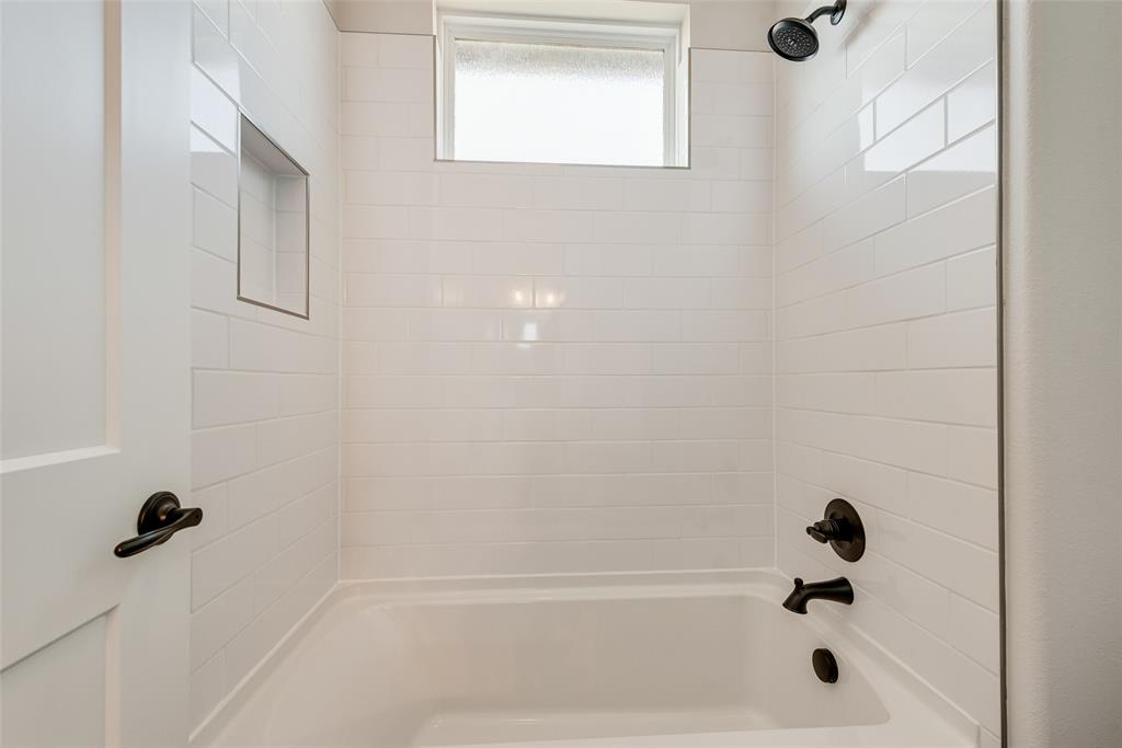 5291 Sunset Road Caddo Mills, TX 75135 - Photo 33 of 39 a bathroom with a bathtub