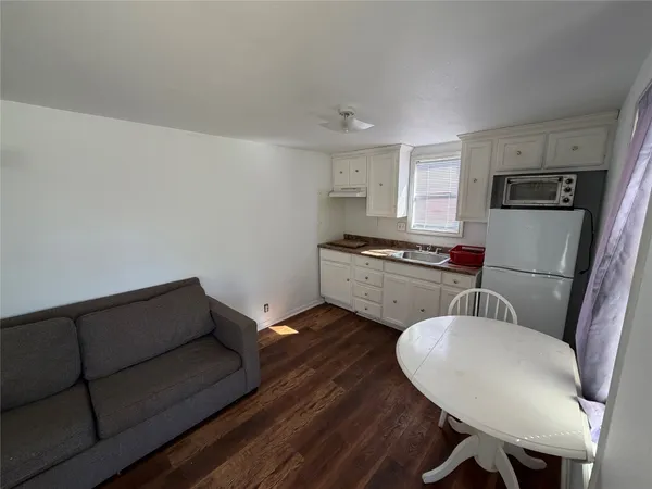 $900 | 2409 Sanders Lane, Austin, TX 78748