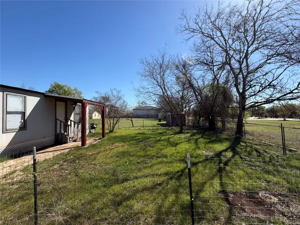 a view of backyard of the house