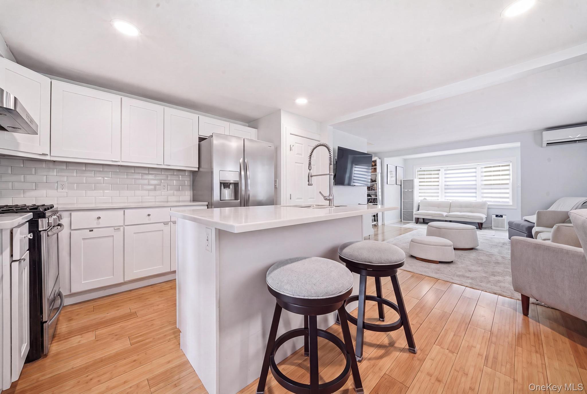 89 Harbor Road Port Washington, NY 11050 - Photo 7 of 25 Gallery Image 7