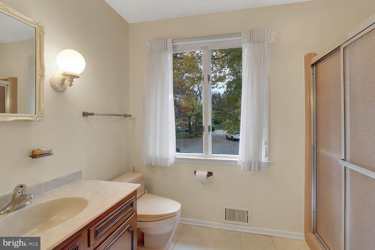 538 Maywood Road York, PA 17402 - Photo 13 of 25 Gallery Image 13