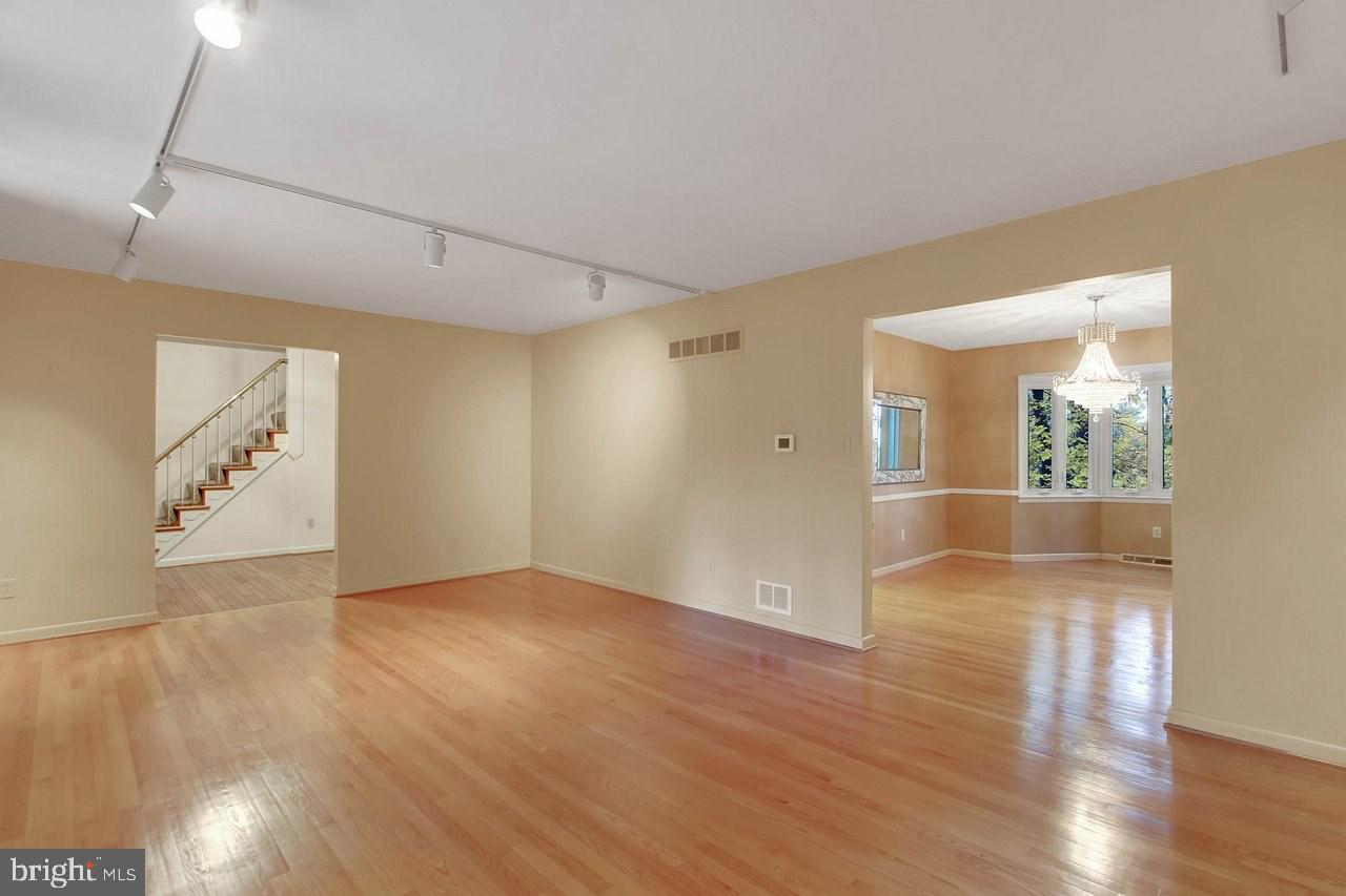 538 Maywood Road York, PA 17402 - Photo 2 of 25 Gallery Image 2