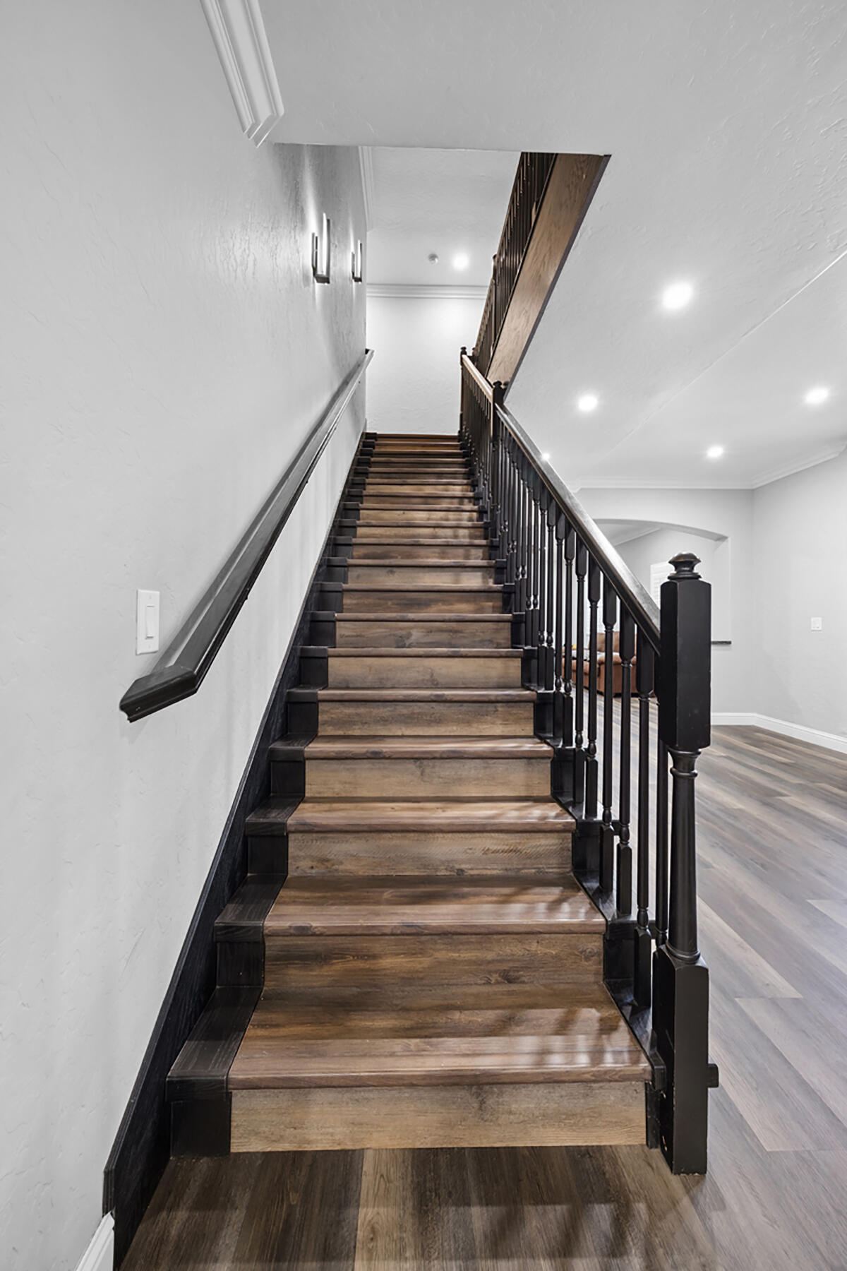 21031 Road 256 Strathmore, CA 93267 - Photo 28 of 55 32 - Stairways