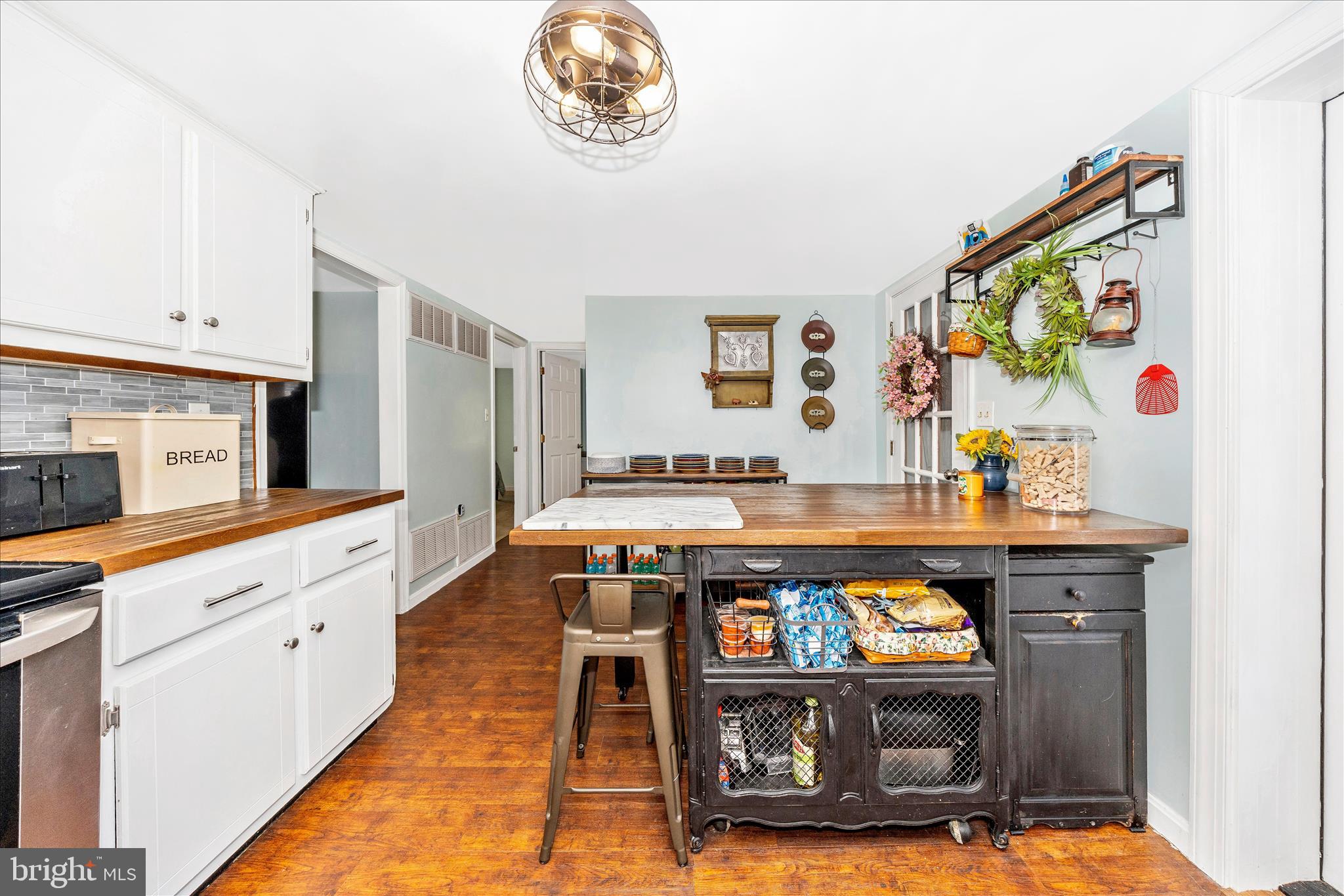 5618 Bartonsville Road Frederick, MD 21704 - Photo 11 of 53 Dining Room & Kitchen