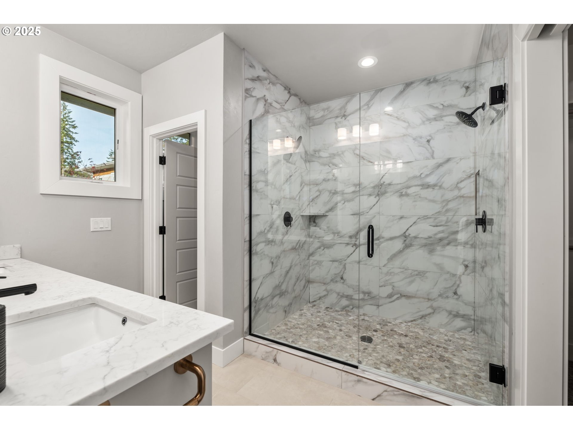 2051 Majestic Place Eugene, OR 97403 - Photo 18 of 45 En Suite Bathroom