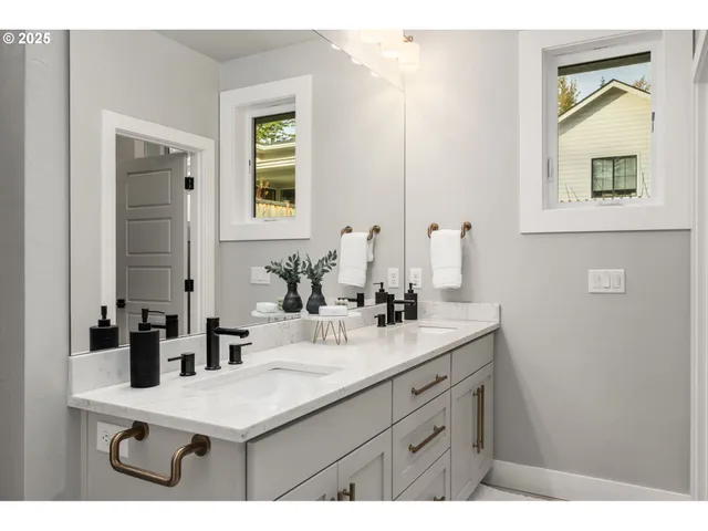 $995,000 | 2051 Majestic Place, Eugene, OR 97403